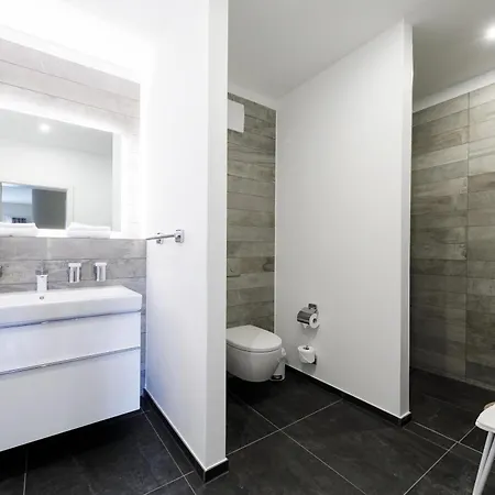 Magelan - 5 Sterne Mit Balkon Fuer 3 Personen דירה *